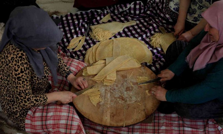 Konya’da iftar ve sahur sofralarına erişte hazırlığı