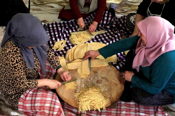 Konya’da iftar ve sahur sofralarına erişte hazırlığı