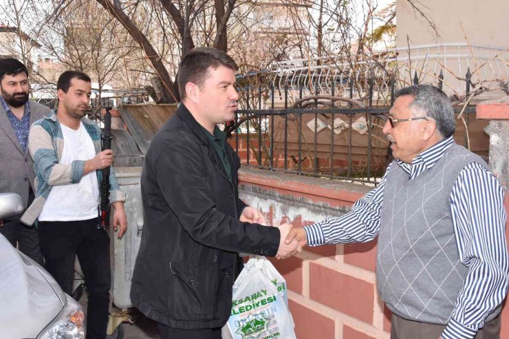 Belediye Başkanı Dinçer tahinli pideyi kendi elleriyle dağıttı