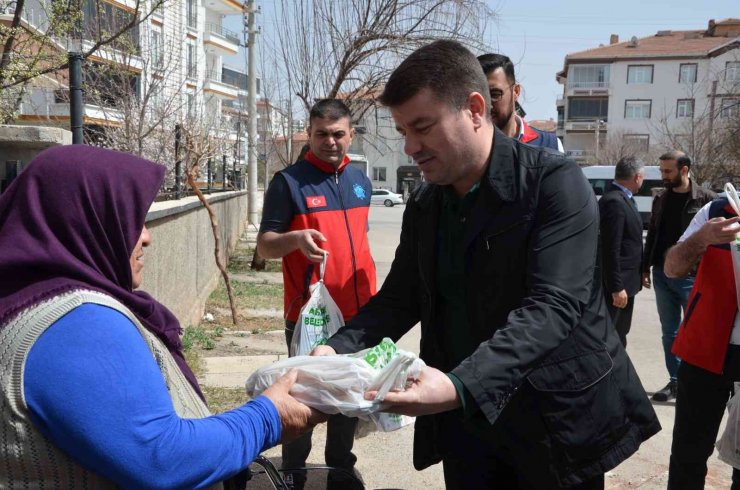 Belediye Başkanı Dinçer tahinli pideyi kendi elleriyle dağıttı