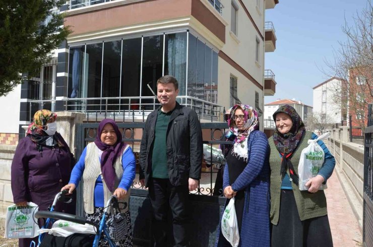 Belediye Başkanı Dinçer tahinli pideyi kendi elleriyle dağıttı