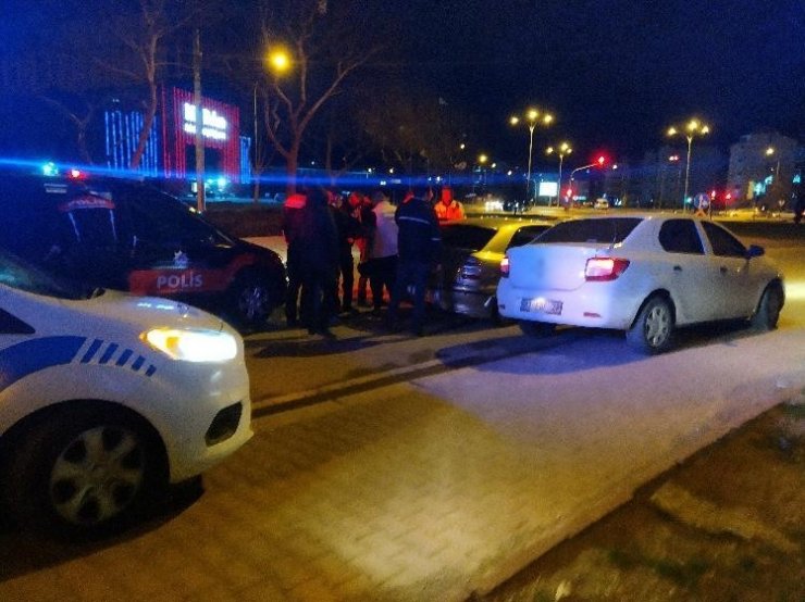 Polisin dur ihtarına uymayan ehliyetsiz sürücü kovalamaca sonucu yakalandı