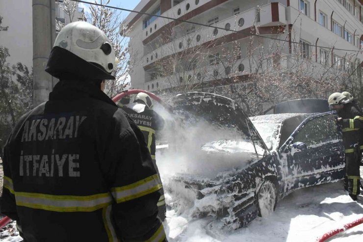 Aksaray’da servisten çıkan araç park edildikten sonra alev aldı