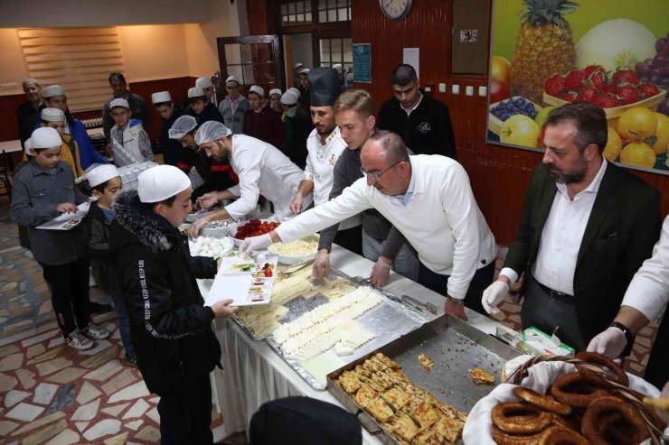 Başkan Kavuş’tan huzurevinde iftar Kur’an kursunda sahur