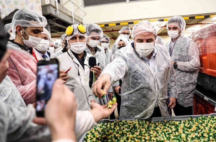 Bakan Varank şekerleme üreten tesiste gençlerle bir araya geldi