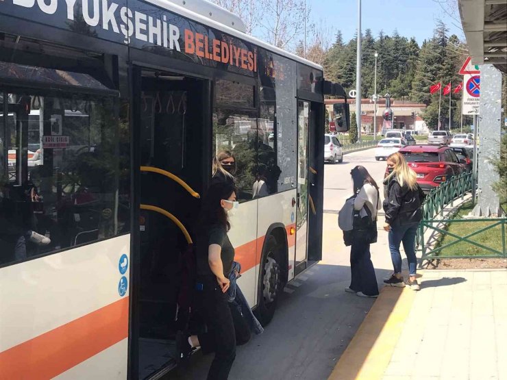 Öğrenciler ulaşım ücretlerini Büyükşehir’in karşılamasını istiyor