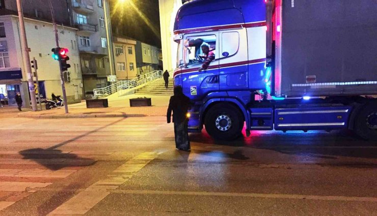 Kulu’da trafik ışıklarında dilenenler canlarını tehlikeye atıyor