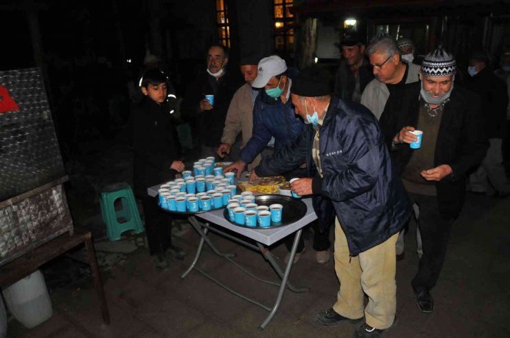 Teravih sonrası közde çay ikramı geleneği sürüyor