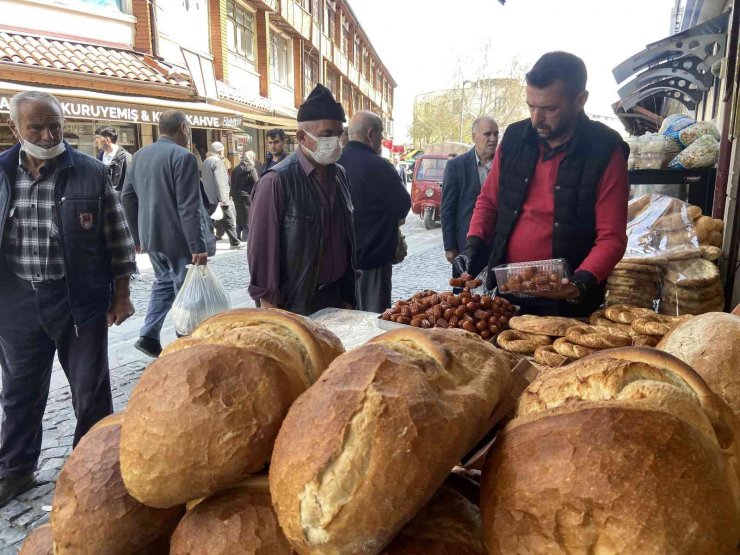 Konya’nın tarihi pazarlarında bayram hareketliliği