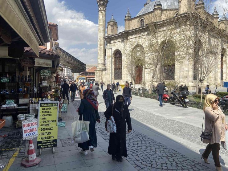 Konya’nın tarihi pazarlarında bayram hareketliliği