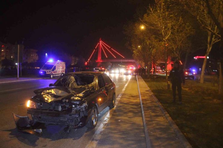 Yolun karşısına geçmek isteyen 2 genç otomobilin çarpması sonucu hayatını kaybetti