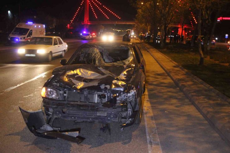 Yolun karşısına geçmek isteyen 2 genç otomobilin çarpması sonucu hayatını kaybetti