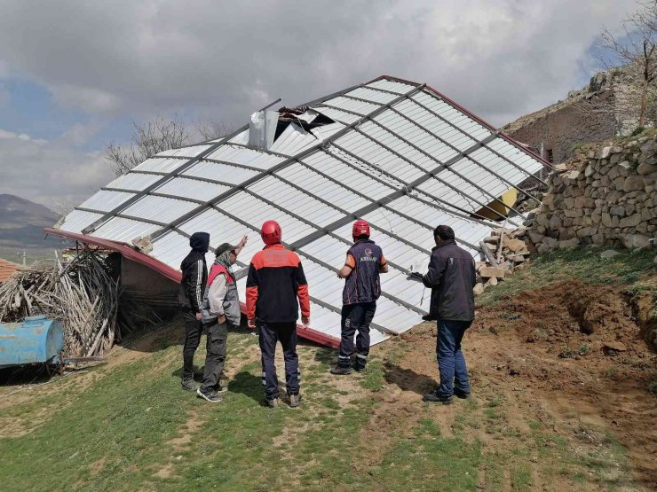 Fırtınada evin üzerine uçan ağılın çatısı AFAD tarafından kaldırıldı