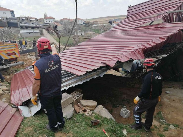 Fırtınada evin üzerine uçan ağılın çatısı AFAD tarafından kaldırıldı