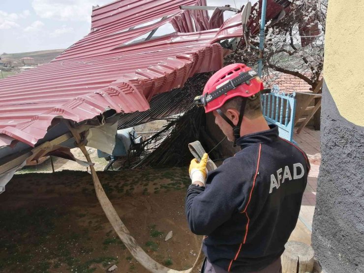 Fırtınada evin üzerine uçan ağılın çatısı AFAD tarafından kaldırıldı