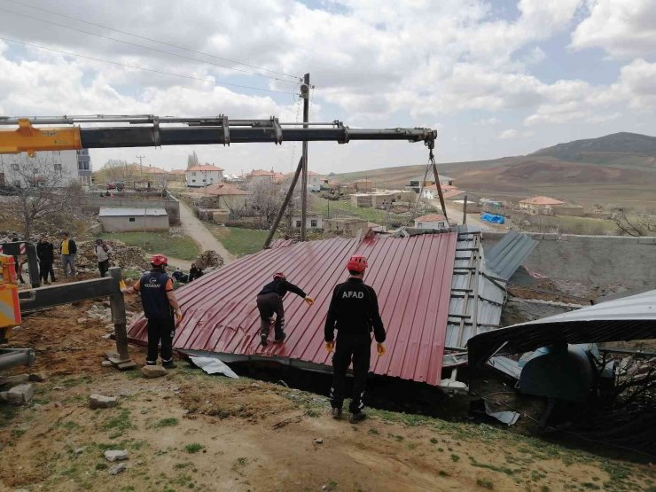 Fırtınada evin üzerine uçan ağılın çatısı AFAD tarafından kaldırıldı