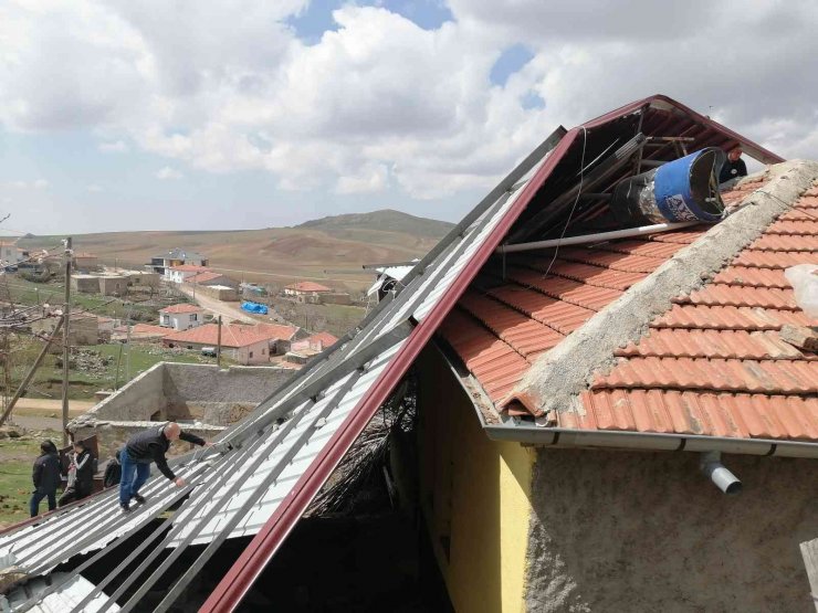 Fırtınada evin üzerine uçan ağılın çatısı AFAD tarafından kaldırıldı