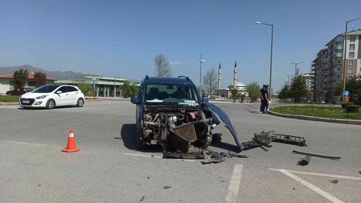 Konya’da hafif ticari araç ile otomobil çarpıştı: 1 yaralı