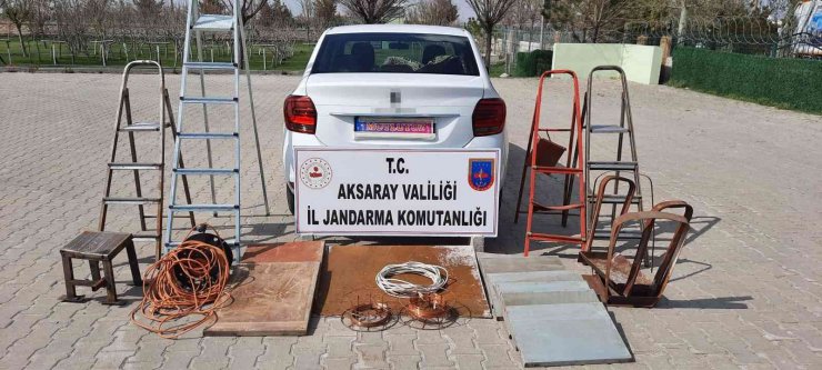 Aracının plakalarına “Evleniyoruz, Mutluyuz" yazıp hırsızlık yaparken yakalandı