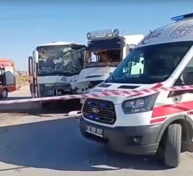 Konya’da servis minibüsü ile vinç çarpıştı: 18 yaralı