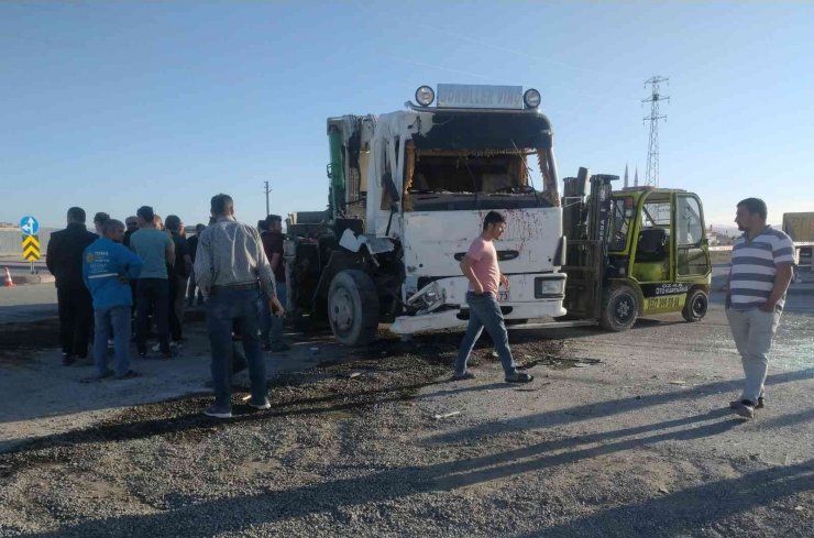 Konya’da servis minibüsü ile vinç çarpıştı: 18 yaralı