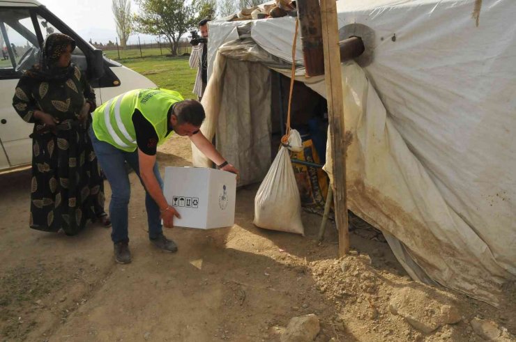 Akşehir Belediyesinden geçici tarım işçilerine gıda paketi yardımı