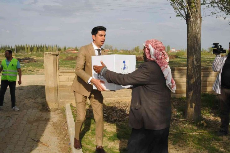 Akşehir Belediyesinden geçici tarım işçilerine gıda paketi yardımı