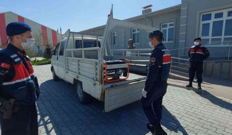 Yoldaki bariyerleri kesip çalan hırsızlar suçüstü yakalandı