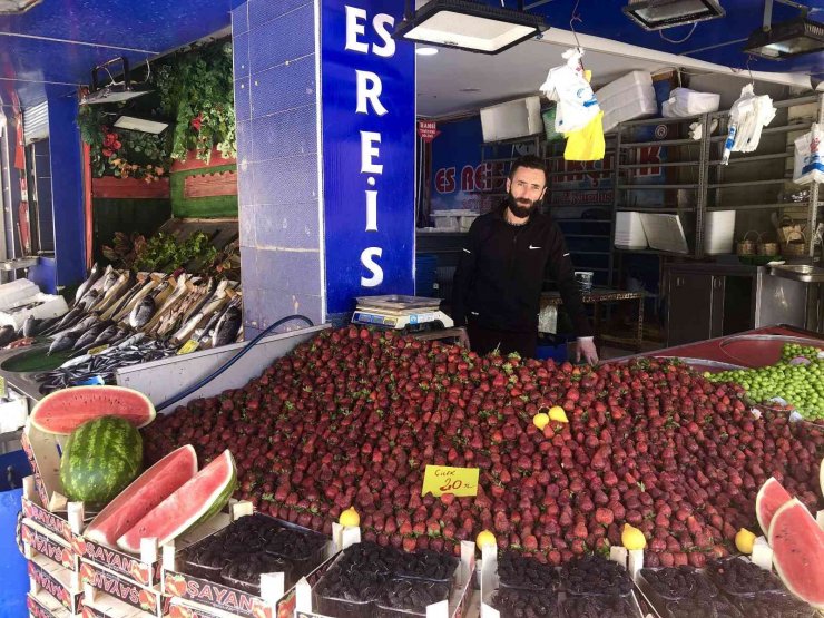 Sezonu kapatan balıkçılar manav oldu