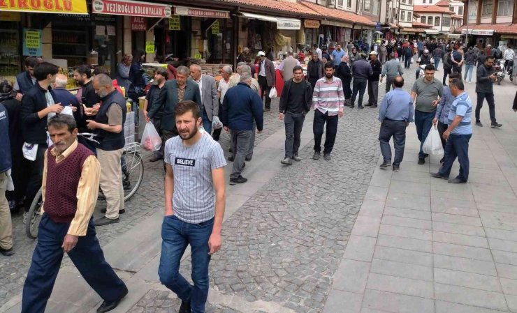 Konya’da bayram alışverişini son günlere bırakanlar yoğunluk oluşturdu