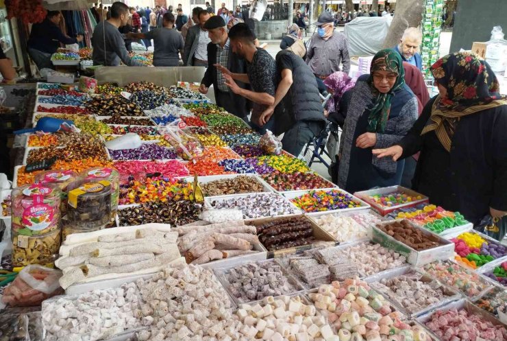 Konya’da bayram alışverişini son günlere bırakanlar yoğunluk oluşturdu