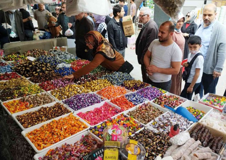 Konya’da bayram alışverişini son günlere bırakanlar yoğunluk oluşturdu