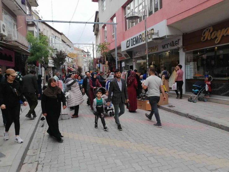 Mağazalar sokağa taştı, kasalarda uzun kuyruklar oluştu