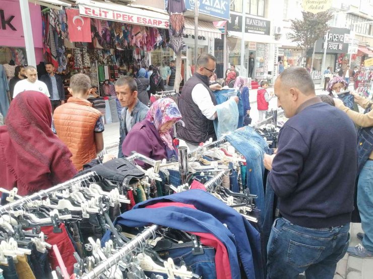 Mağazalar sokağa taştı, kasalarda uzun kuyruklar oluştu