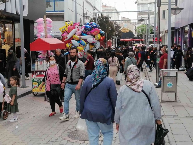 Mağazalar sokağa taştı, kasalarda uzun kuyruklar oluştu