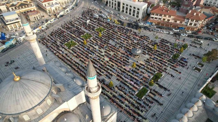 Binlerce vatandaş bayram namazı için Mevlana Meydanı’nda buluştu