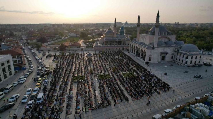 Binlerce vatandaş bayram namazı için Mevlana Meydanı’nda buluştu