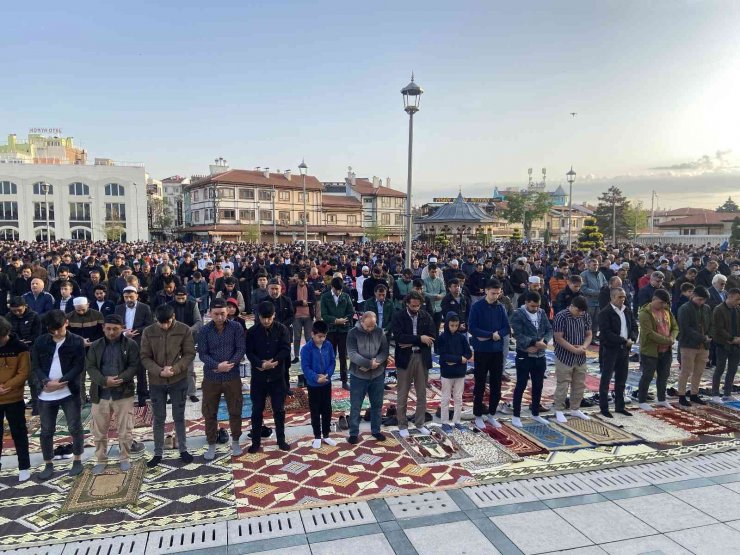 Binlerce vatandaş bayram namazı için Mevlana Meydanı’nda buluştu