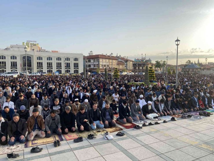 Binlerce vatandaş bayram namazı için Mevlana Meydanı’nda buluştu