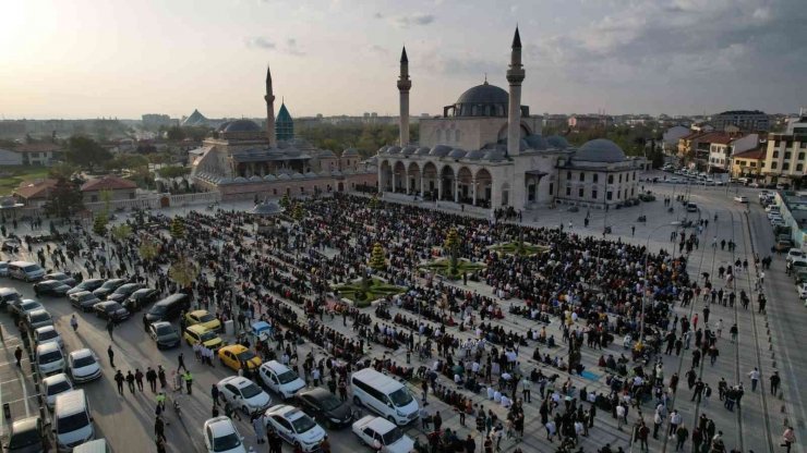 Binlerce vatandaş bayram namazı için Mevlana Meydanı’nda buluştu