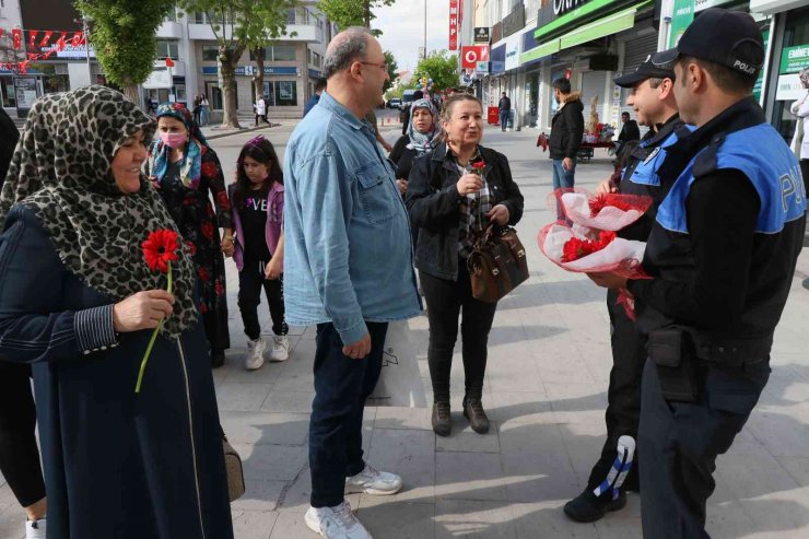 Polisler hem çiçek dağıttı hem de KADES’i hatırlattı