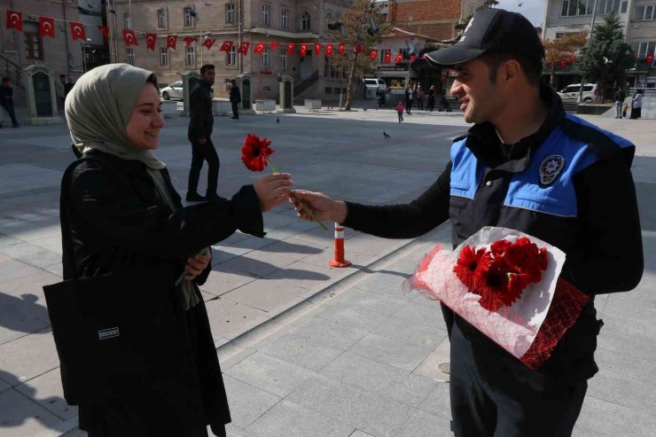 Polisler hem çiçek dağıttı hem de KADES’i hatırlattı