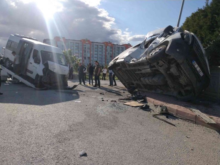 Konya’da okul servisleri çarpıştı:2’si ağır 14 yaralı