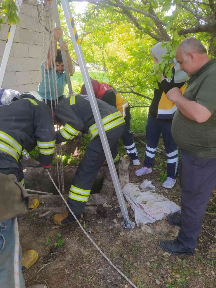 İndiği kuyuda mahsur kalan genci itfaiye kurtardı