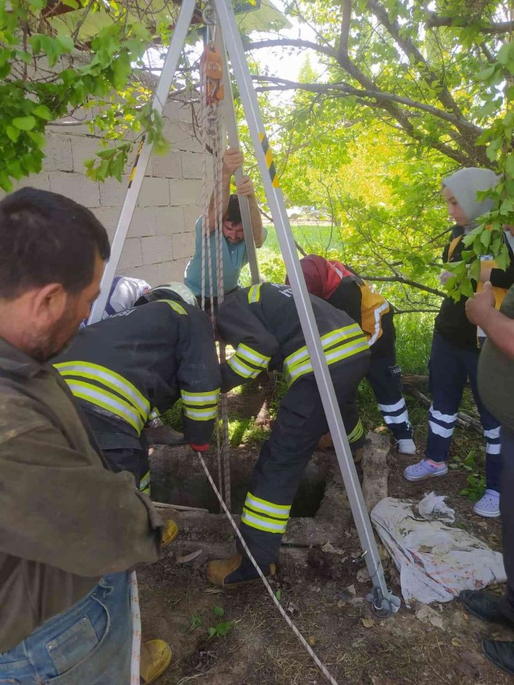 İndiği kuyuda mahsur kalan genci itfaiye kurtardı