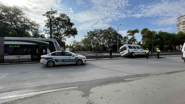 Alkollü sürücü minibüsle tramvay yoluna girdi