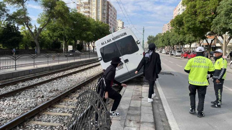 Alkollü sürücü minibüsle tramvay yoluna girdi