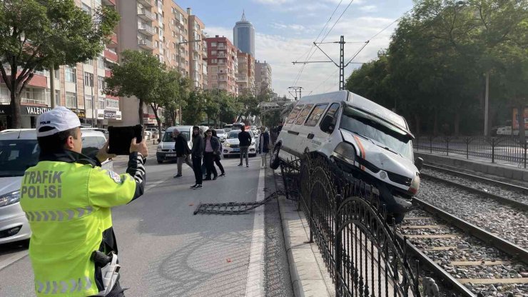 Alkollü sürücü minibüsle tramvay yoluna girdi