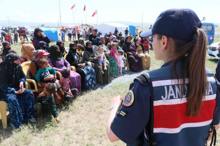 Mevsimlik tarım işçisi kadınlara KADES, çocuklara okul eğitimi