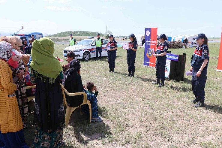 Mevsimlik tarım işçisi kadınlara KADES, çocuklara okul eğitimi